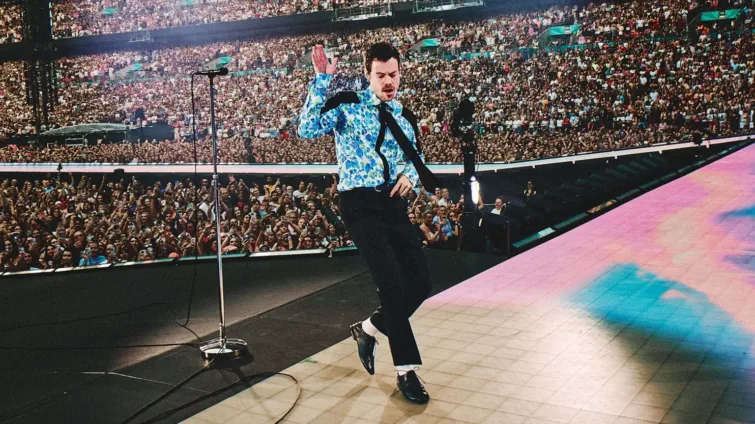 Harry Styles receives Guinness World Record for longest Wembley Stadium run