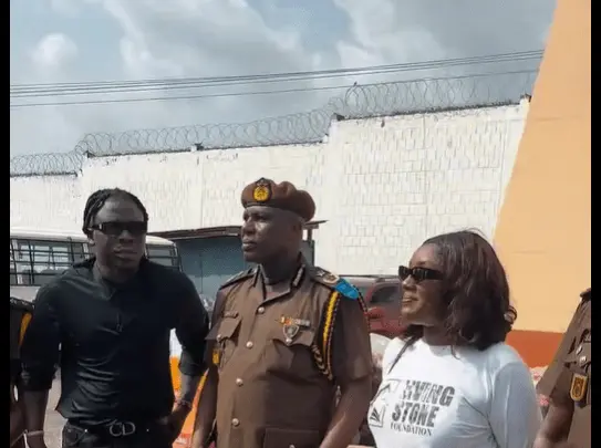 Stonebwoy and wife lead outreach visit to Nsawam Prison