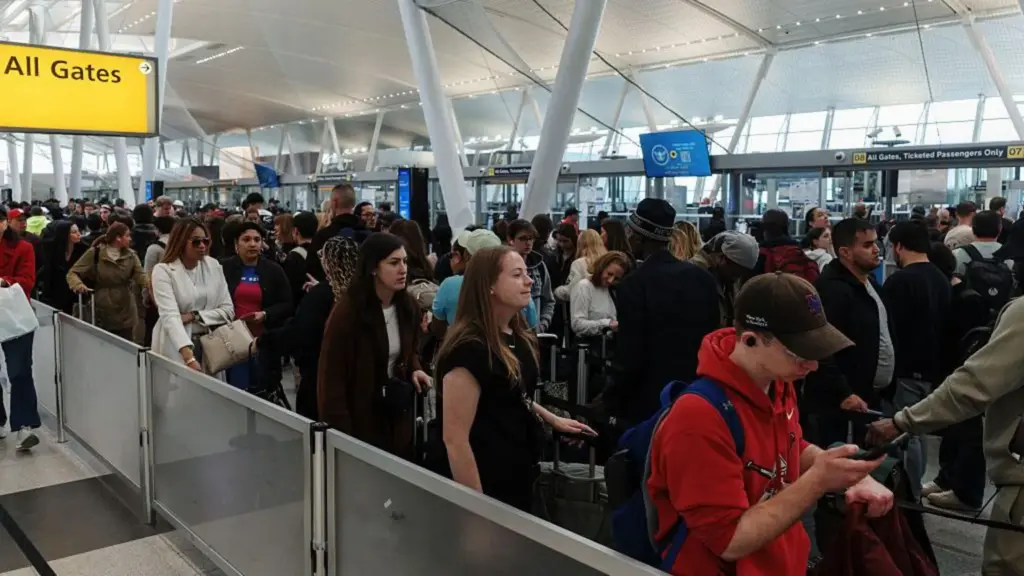 Trump says ICE agents will assist airport security as Dept of Homeland Security shutdown continues