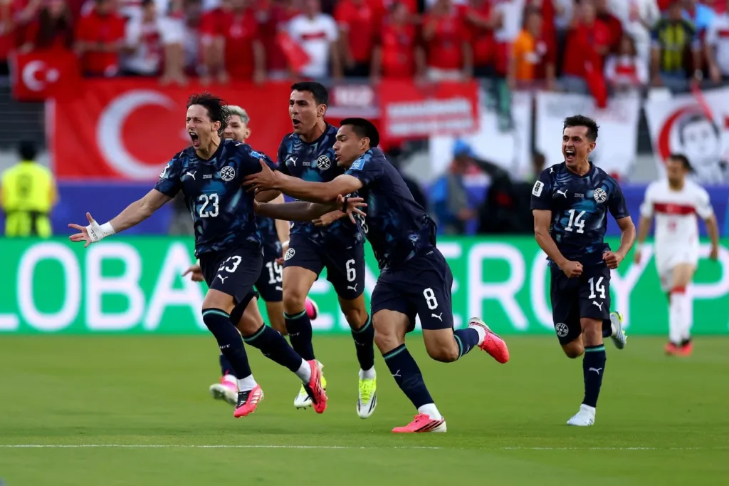 Ten-man Paraguay send Türkiye crashing out
