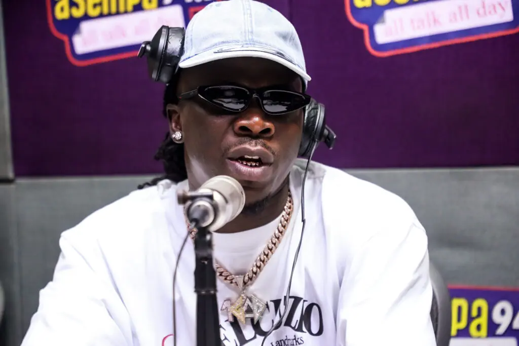Stonebwoy makes powerful traditional entrance at Torcher Experience concert in Ho