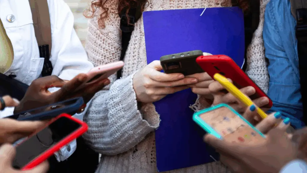 UK Prime Minister Starmer bans under-16s from social media