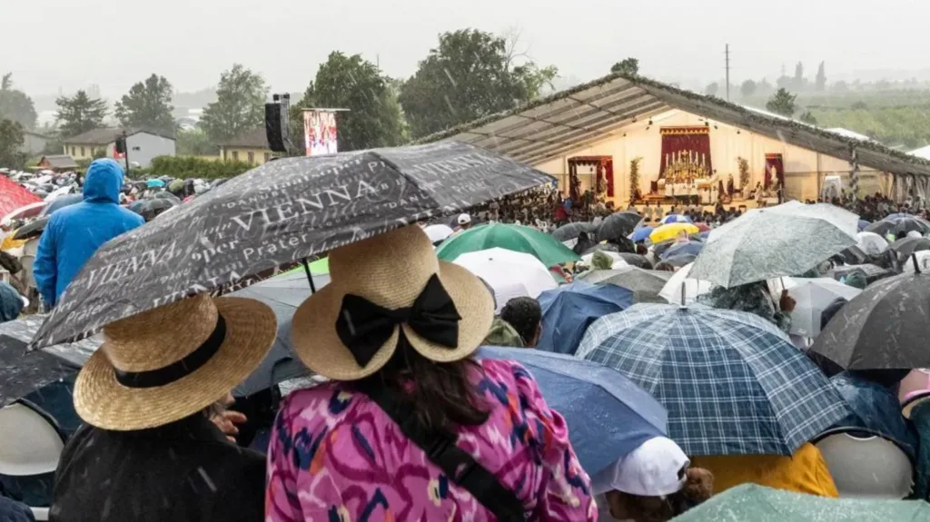 Vatican excommunicates hundreds of thousands of splinter sect followers