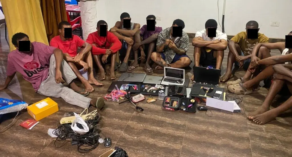 N/R: Police arrest 11 suspects in connection with internet fraud and drug peddling