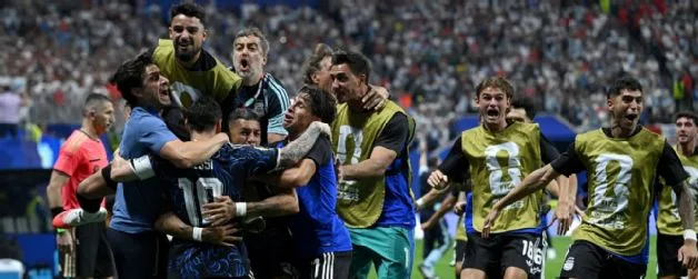 Argentina stun England with two late goals to advance to World Cup final