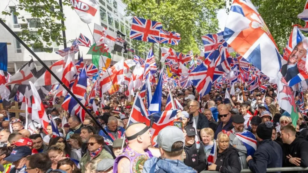 Tens of thousands descend on London for rival protests