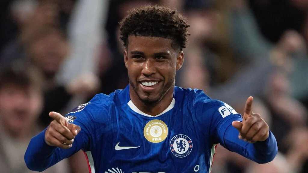 Santos latest midfielder considered by Man Utd
