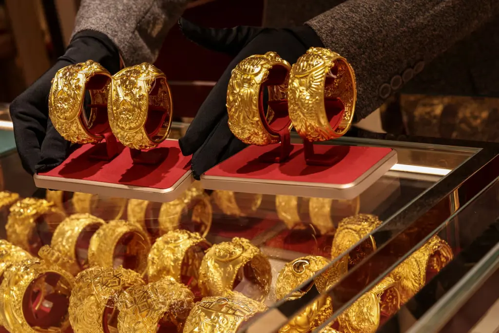 Gold extends falls on rising Treasury yields