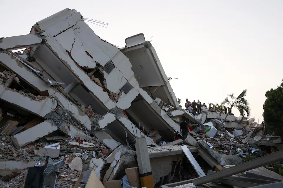Venezuela welcomes 1,600 foreign rescuers in urgent search for quake survivors