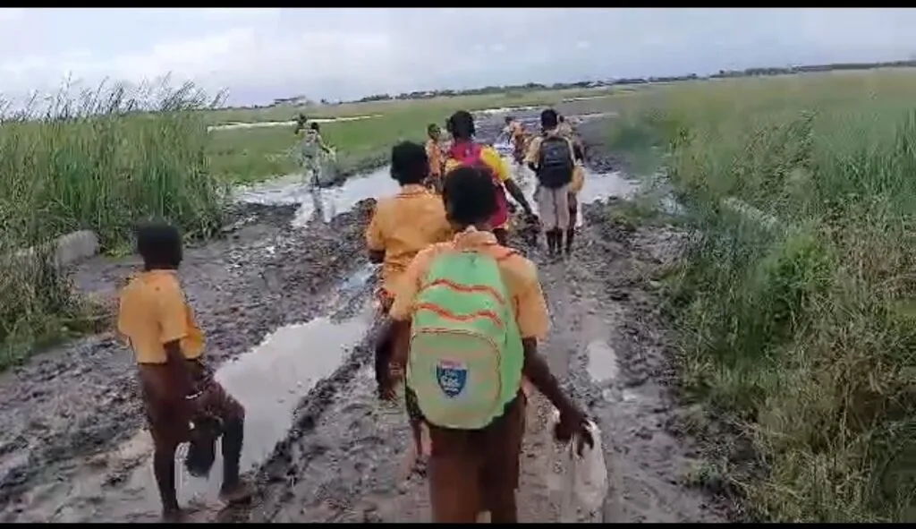 Midie: Children wade through mud daily to go to school