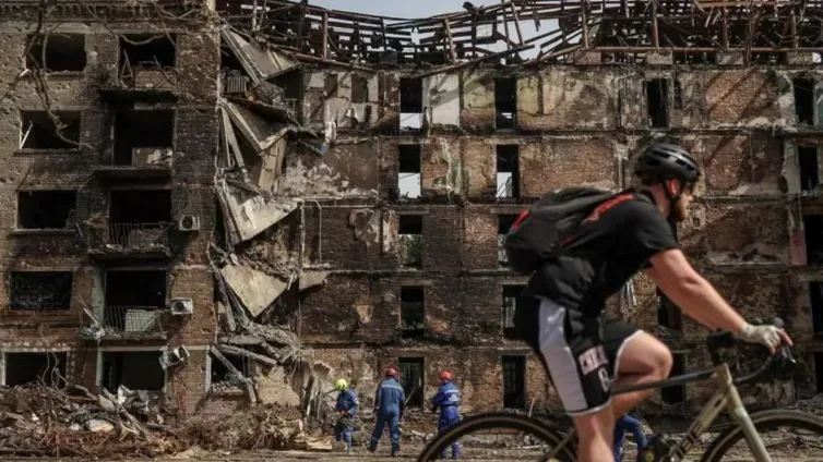 Russia threatens more Kyiv strikes and tells foreign nationals to leave