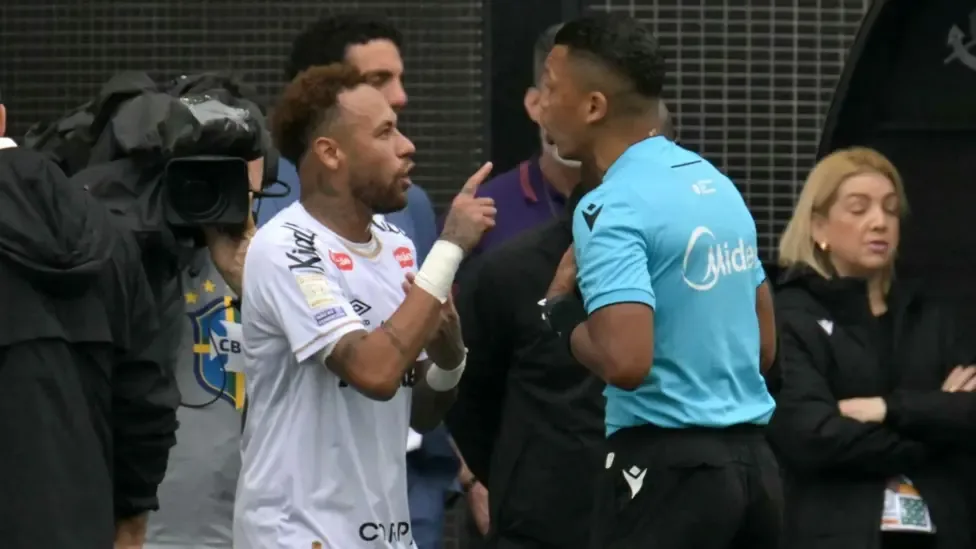 Neymar furious as he is wrongly substituted