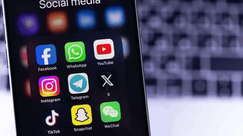 Social media bans and digital curfews to be trialled on UK teenagers